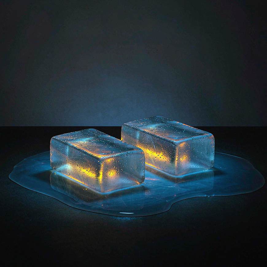 Dos bloques luminosos translúcidos y suaves, uno al lado del otro, dentro de una misma superficie poco profunda de luz azul