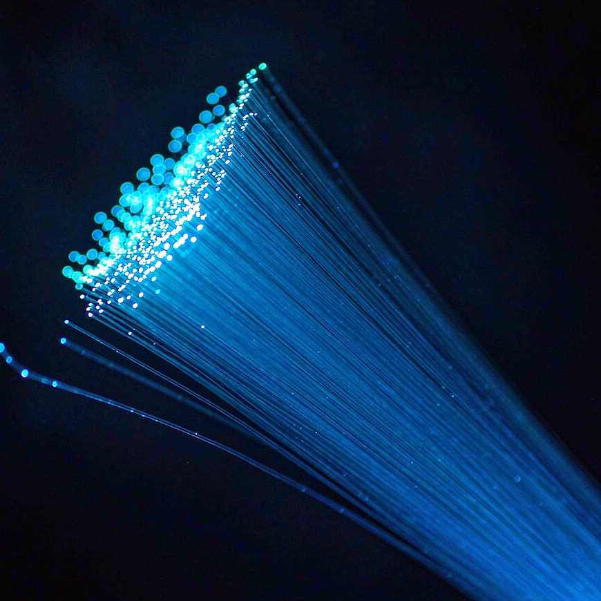 Un faisceau de fibres optiques bleues lumineuses sur fond noir