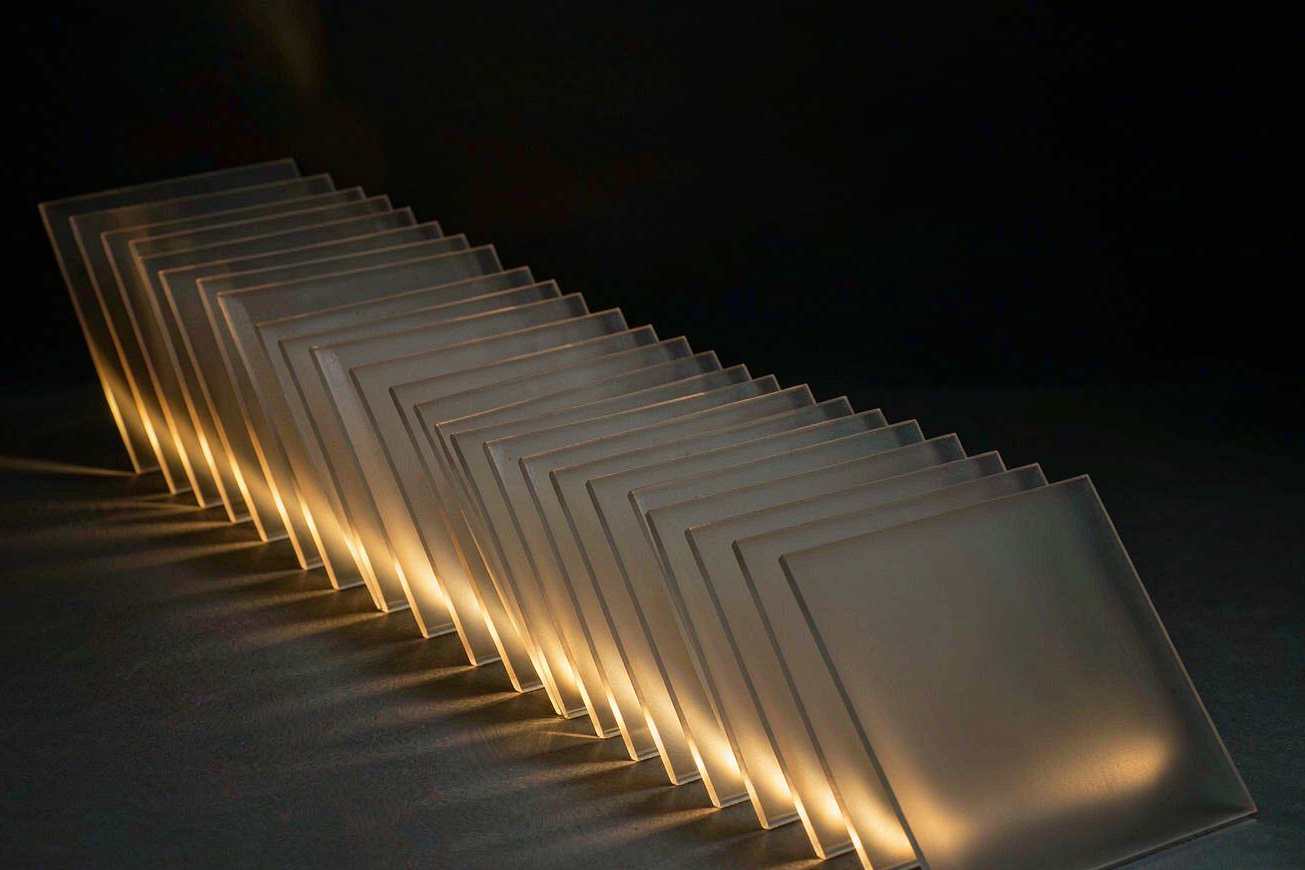 Uma pilha organizada de cartões translúcidos em branco descendo em um arco suave